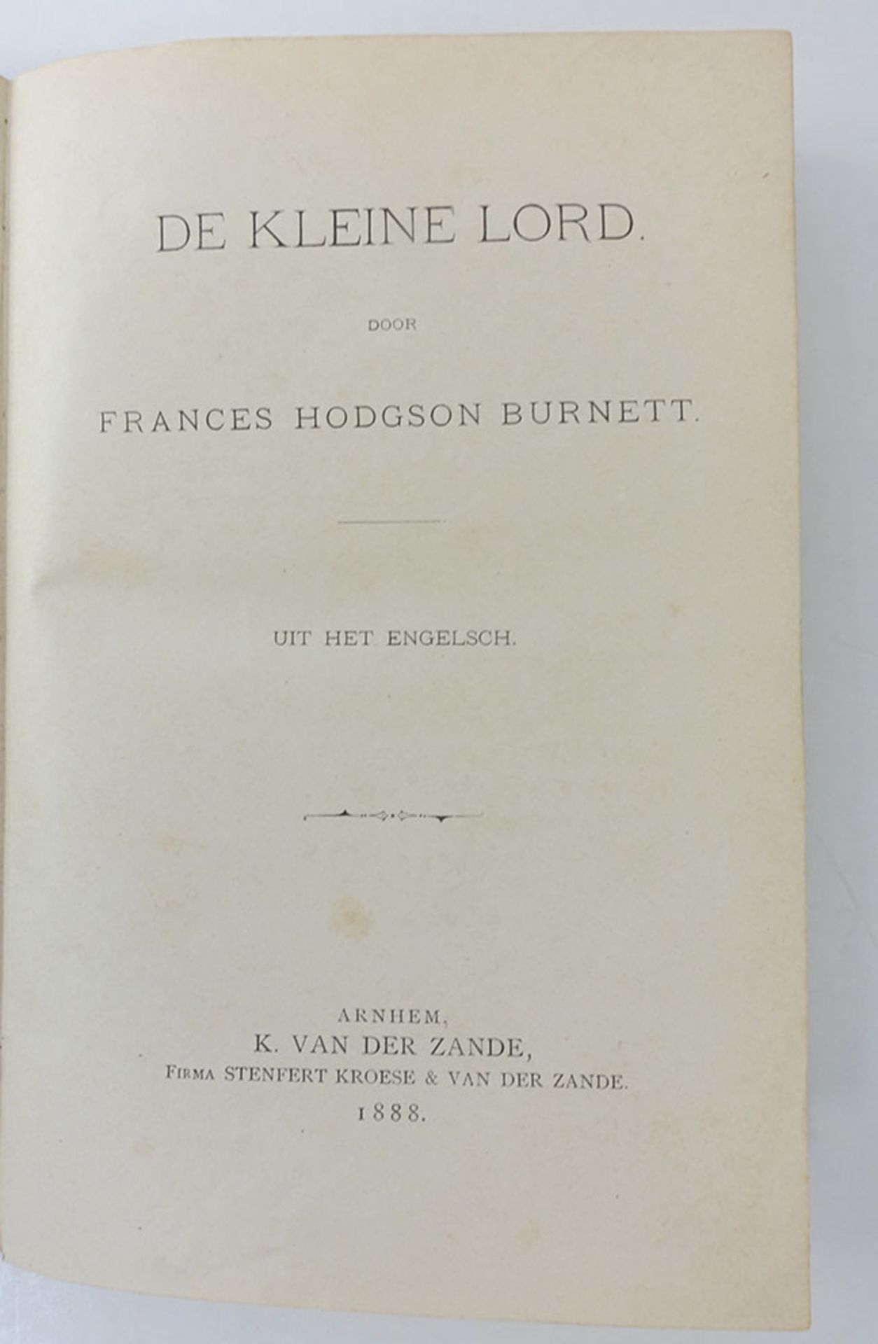 BURNETT, F.H. De kleine lord. Arnhem, 1888. (4), 288 pp. Cont. hcl. - First translation in Dutch.
