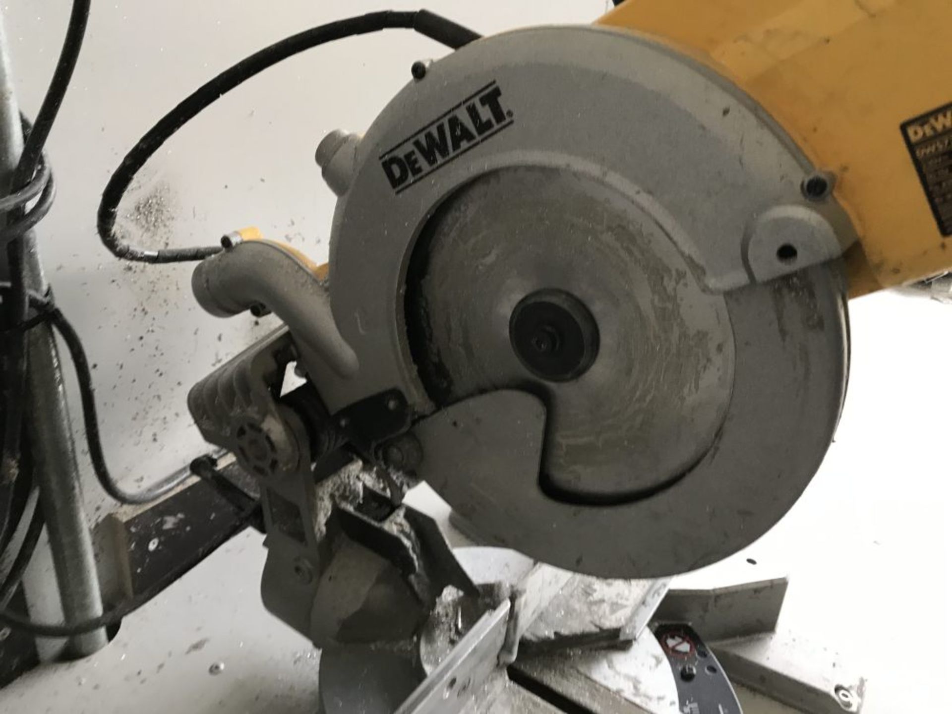 DeWalt DWS778-GB single bevel sliding compound mitre saw - Image 7 of 8