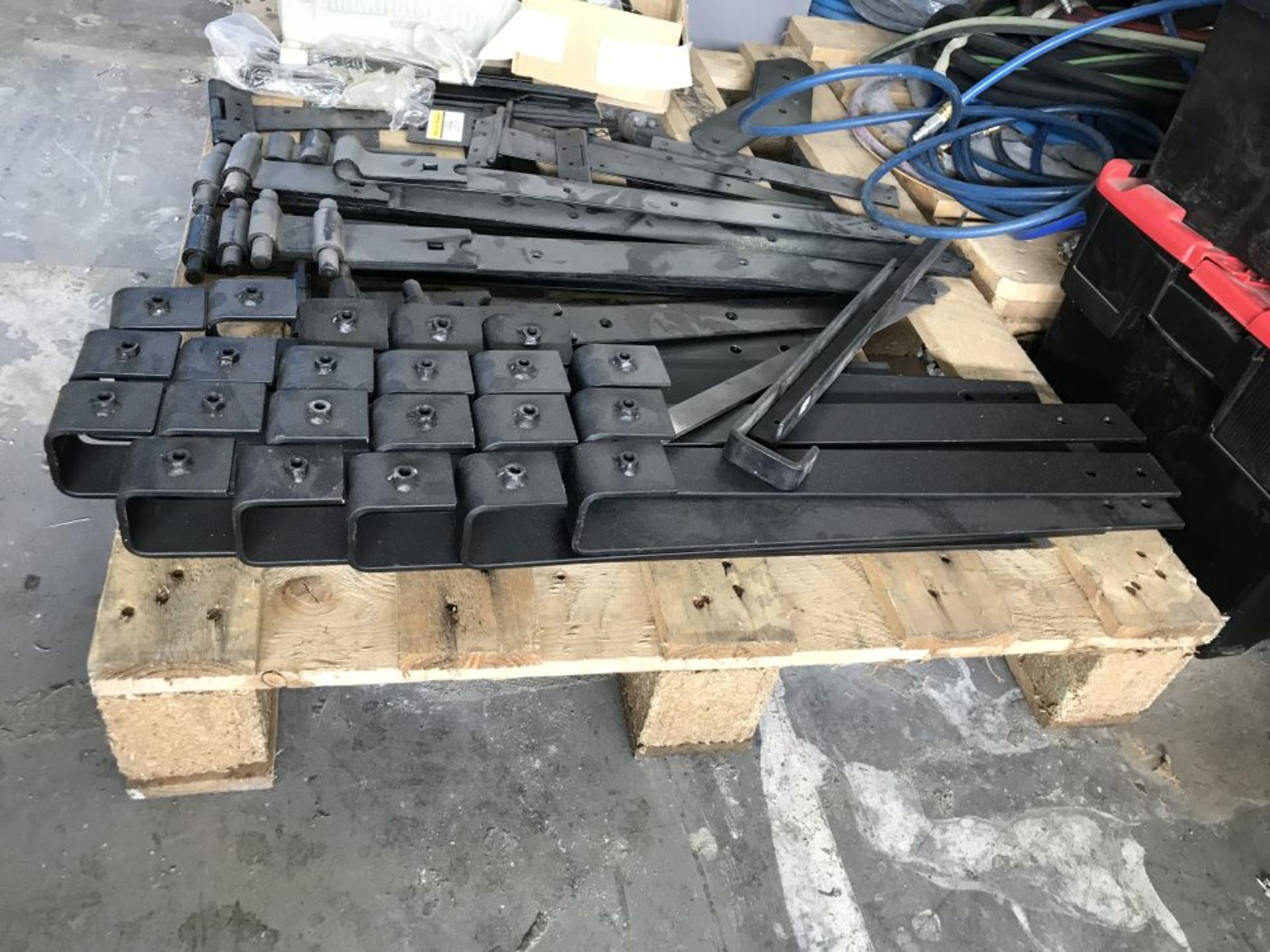 A pallet of black heavy duty hinges and other door furniture - Image 5 of 5