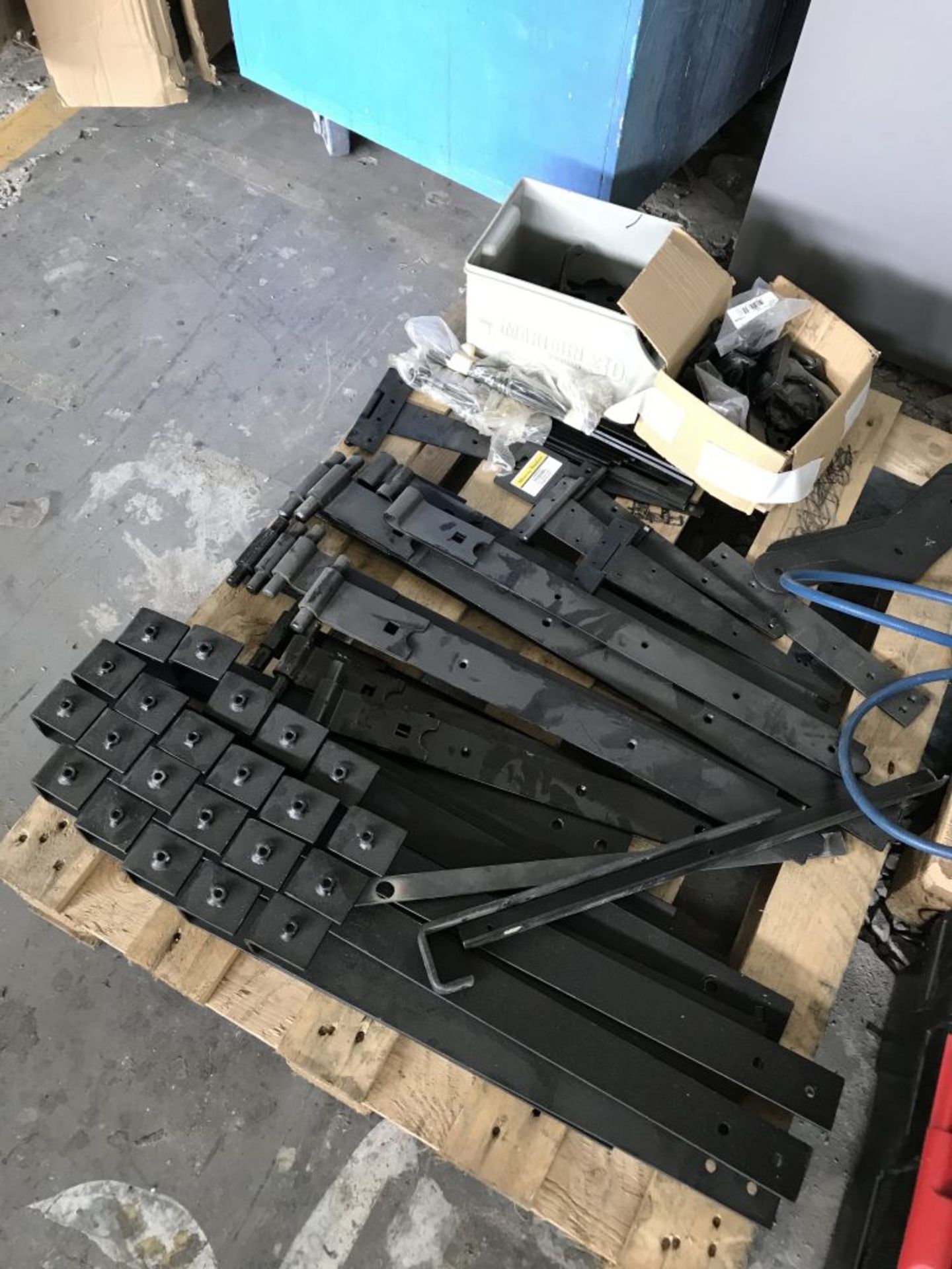 A pallet of black heavy duty hinges and other door furniture - Image 2 of 5