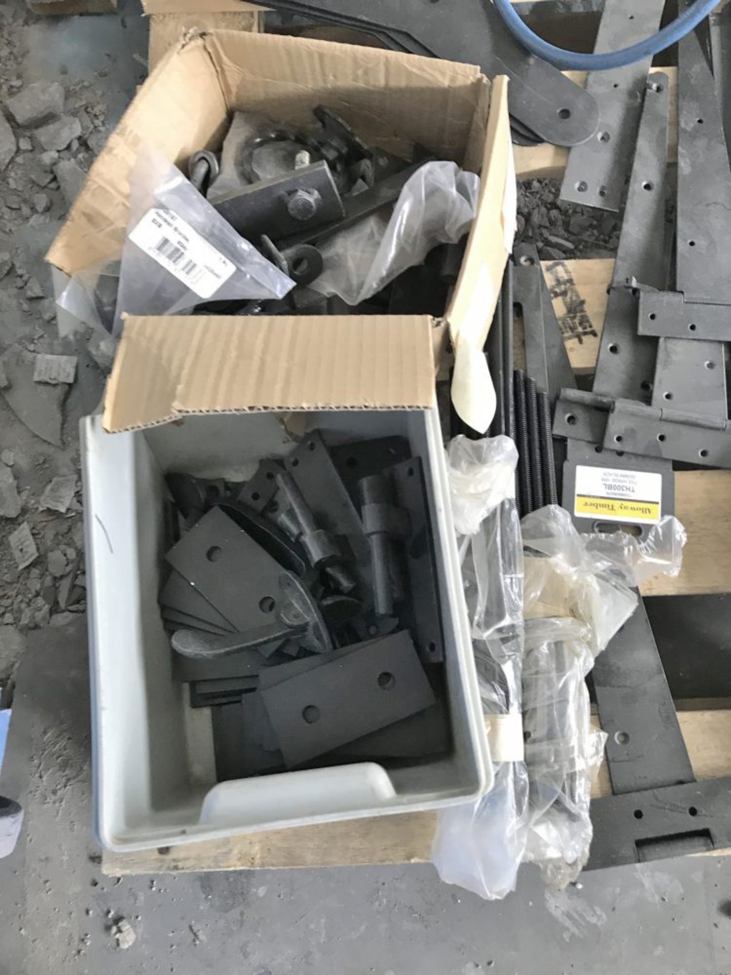 A pallet of black heavy duty hinges and other door furniture - Image 3 of 5