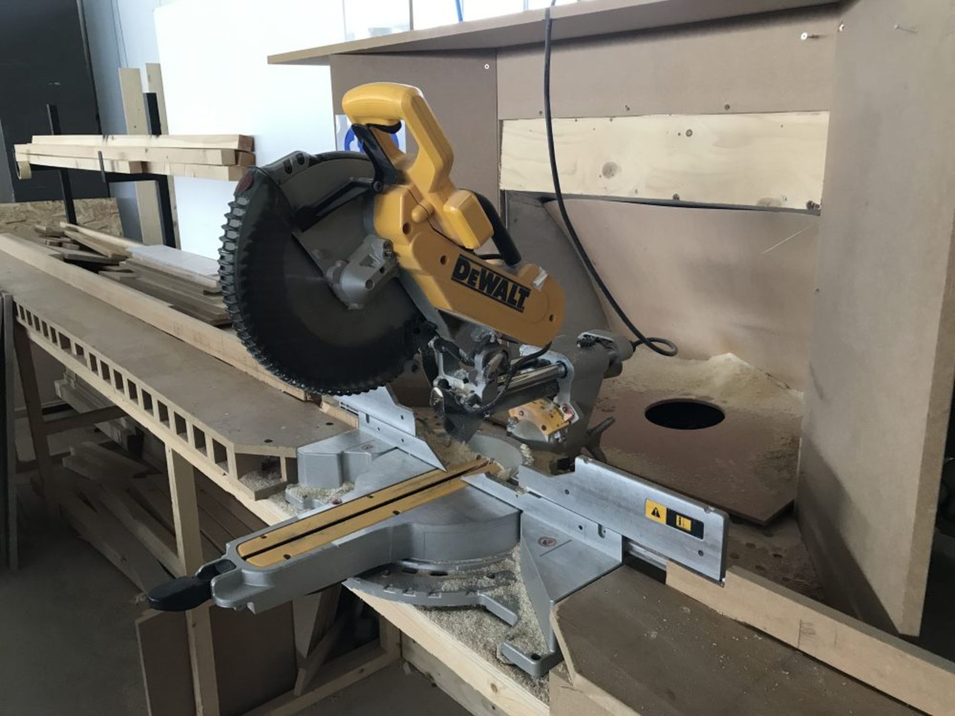 DeWalt DWS780-QS compound mitre saw, 240V