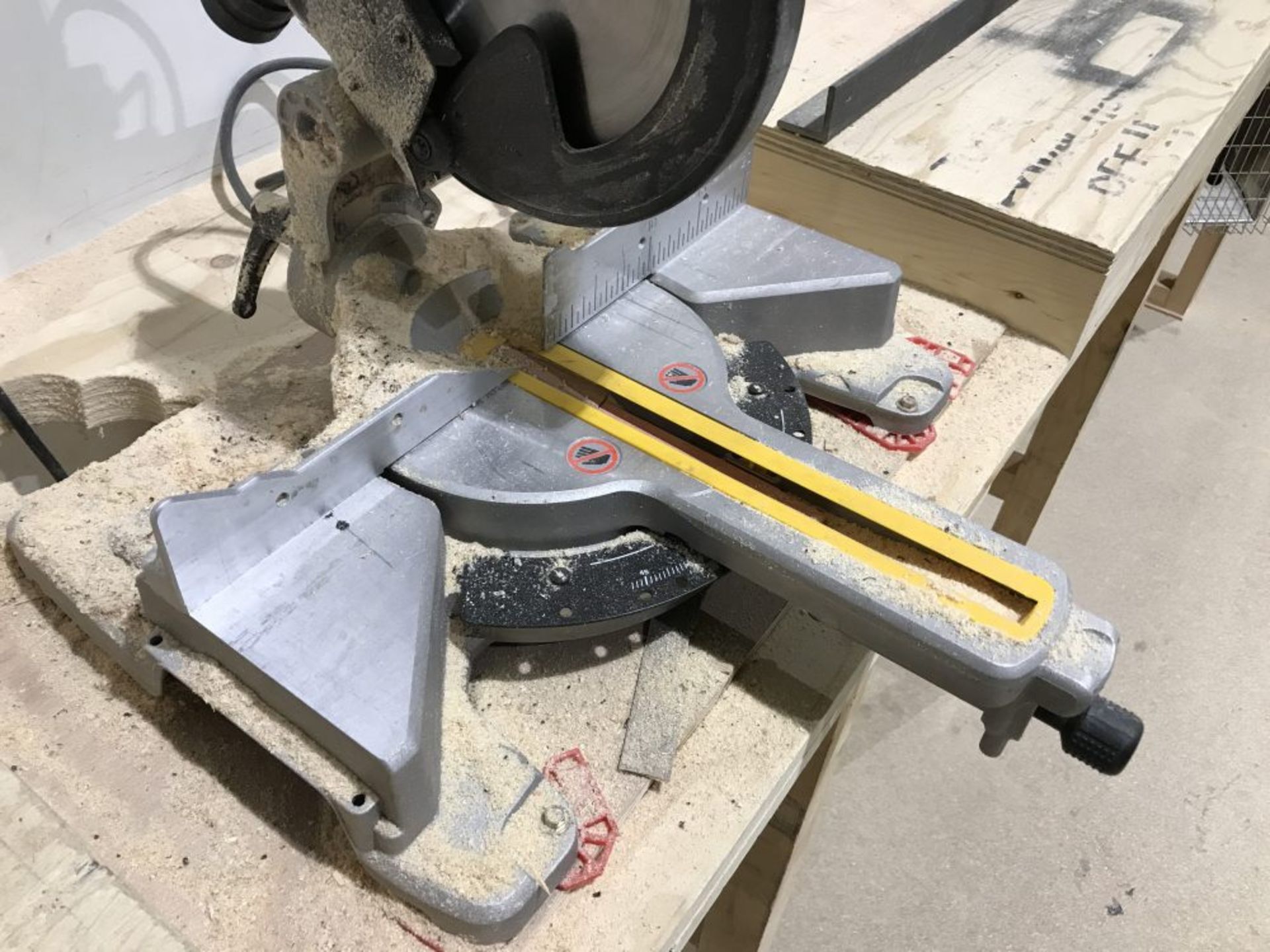 DeWalt DWS774-LX sliding compound mitre saw, 110V - Image 3 of 7