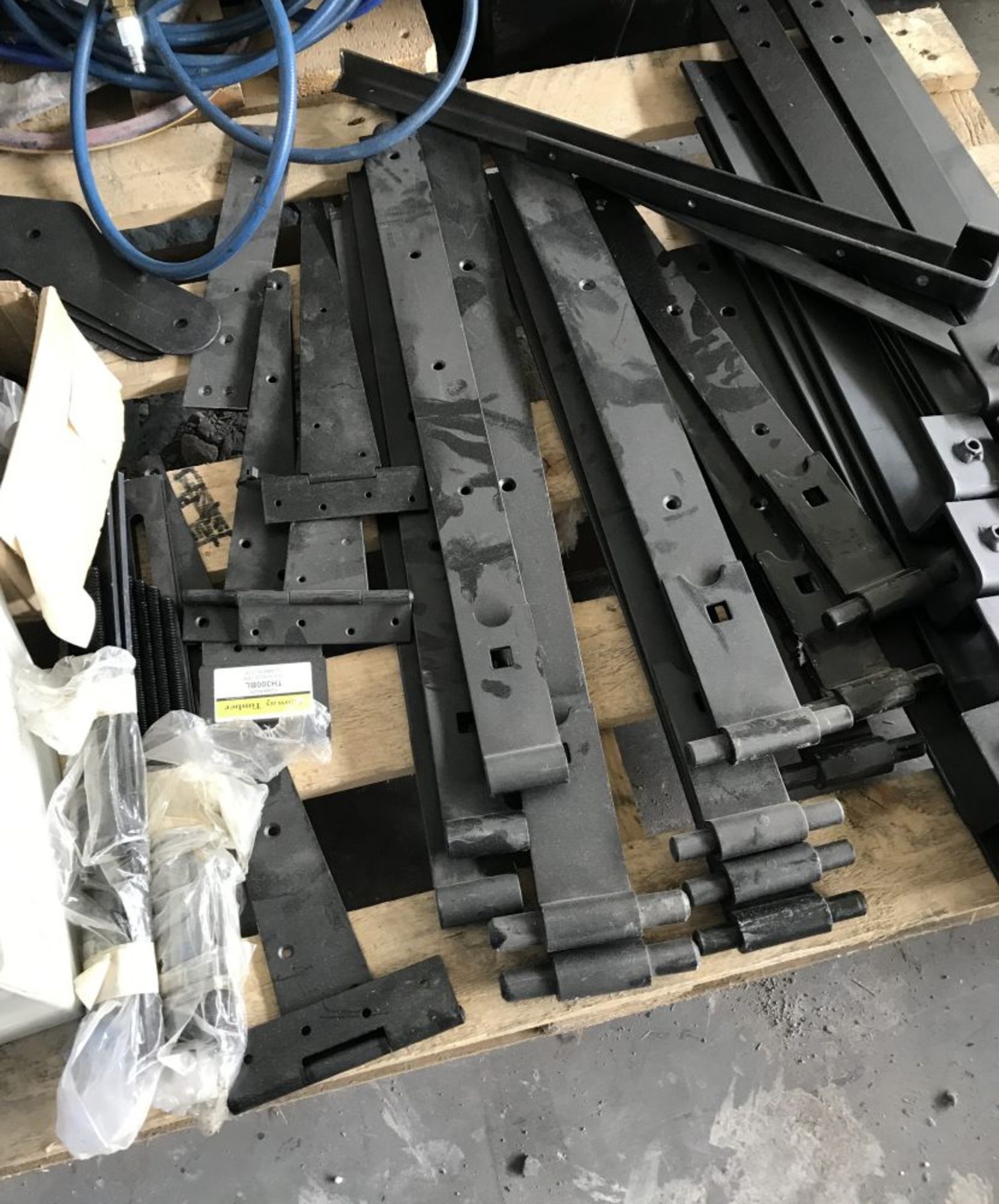 A pallet of black heavy duty hinges and other door furniture - Image 4 of 5