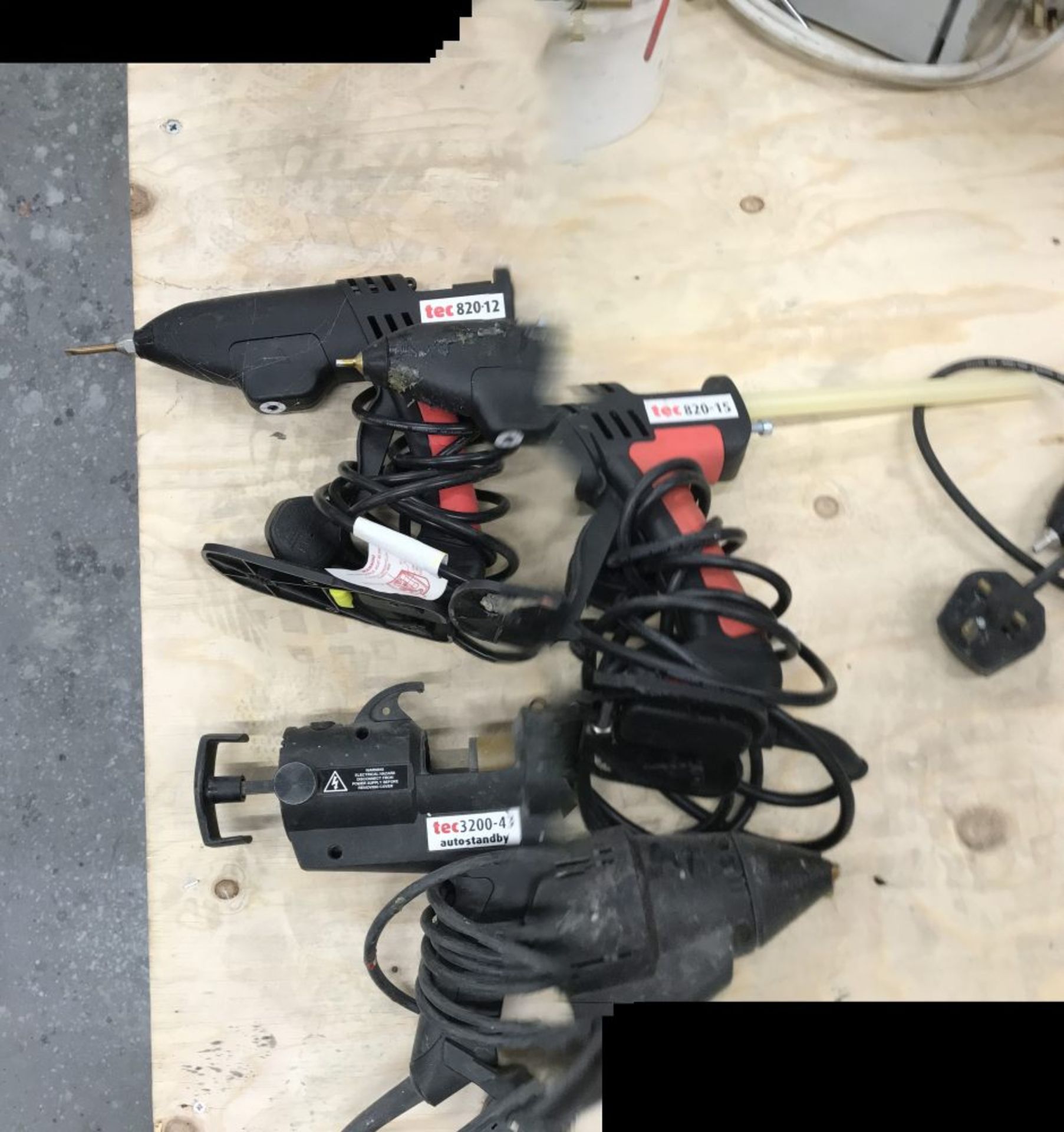 Tec3200-43 and 2 Tec 820-12 hot glue guns