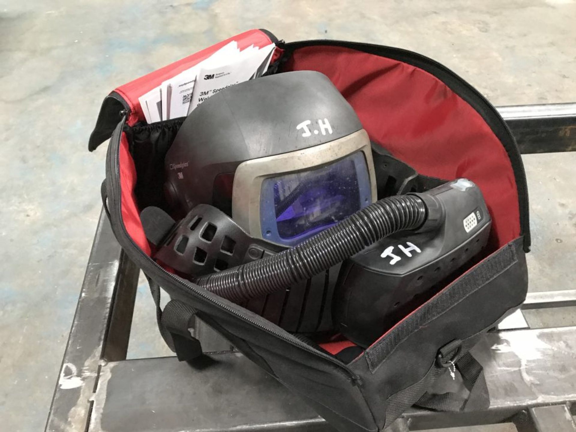 3M Speedglas 9100 air respirator welding helmet with Adflow battery pack, charger and bag. Moulded a - Image 5 of 6