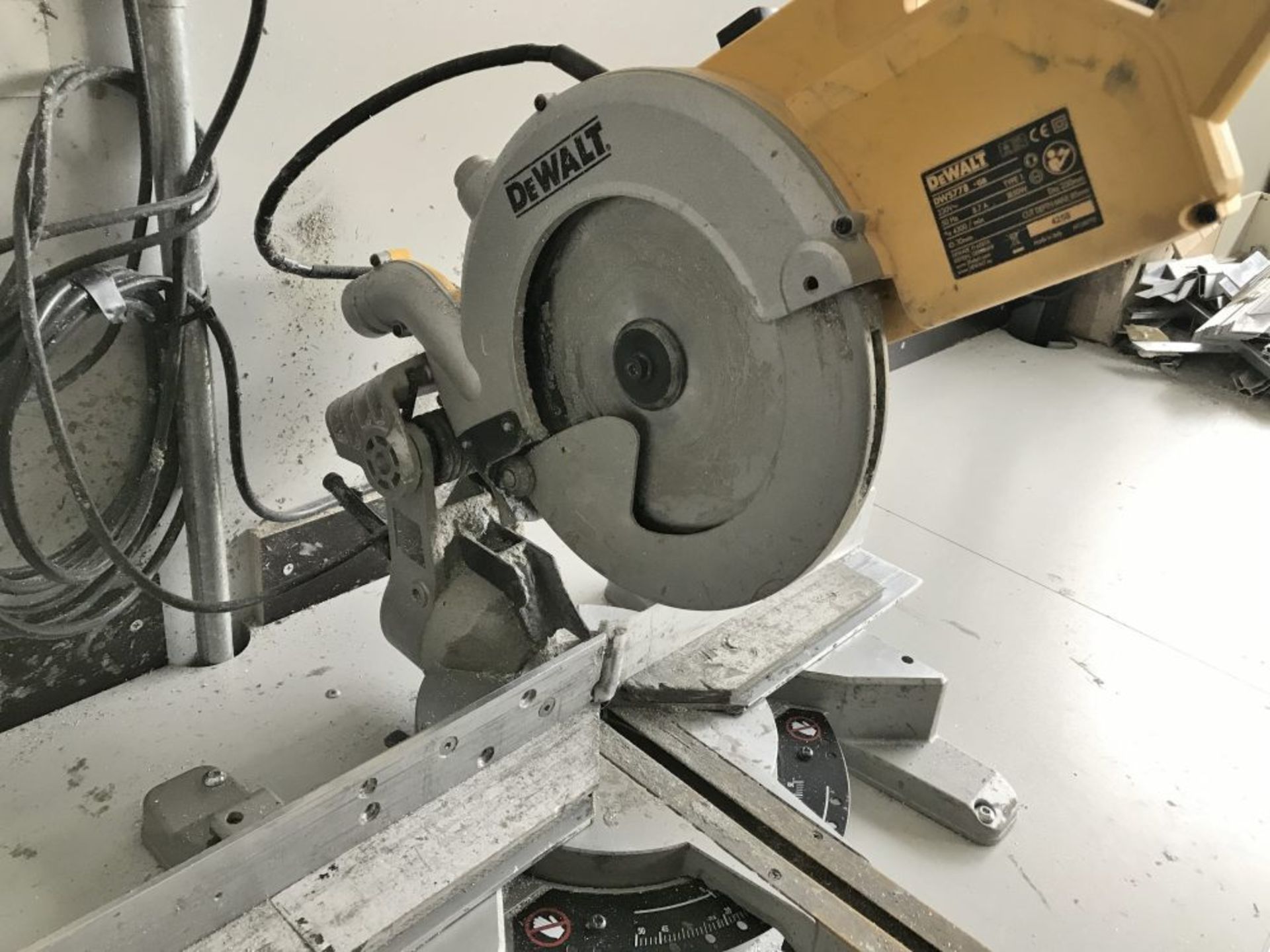 DeWalt DWS778-GB single bevel sliding compound mitre saw - Image 3 of 8