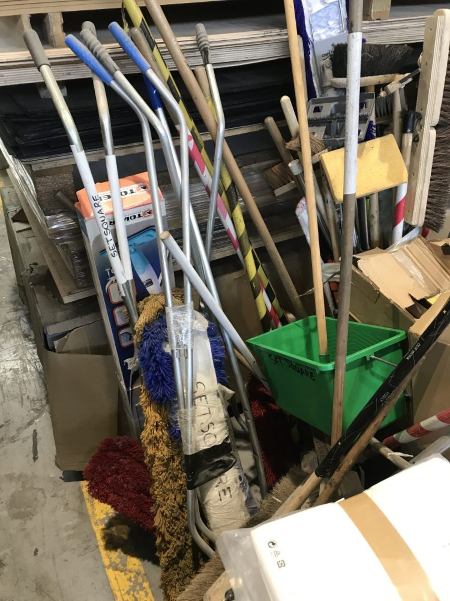 An assorted lot of janitorial tools and supplies - Image 4 of 6