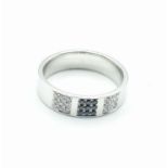 9ct white gold ring with white and black diamond, weight 4.1g. Size N 1/2