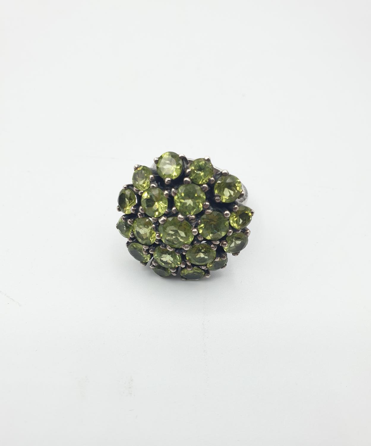 Vintage stone set silver and peridot ring having 19 stones set in flower formation. Size N - Image 3 of 4