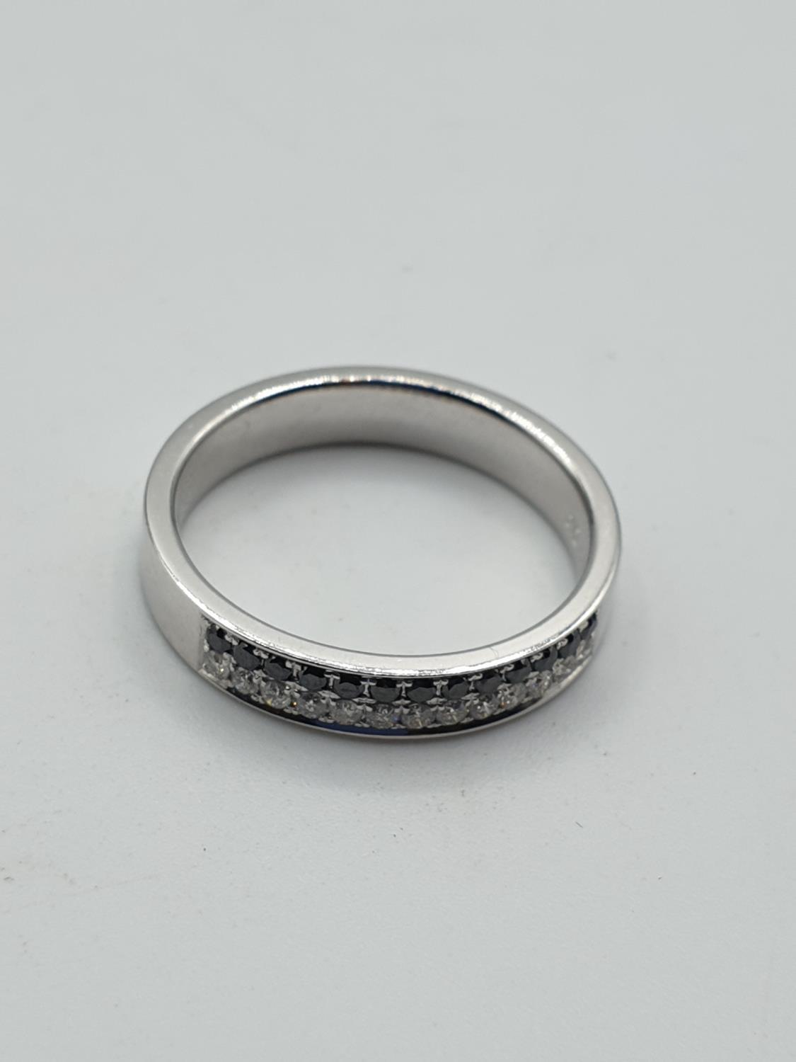 9ct white gold with 2 rows of white and black diamond ring, weight 3.1g. Size N - Image 3 of 4