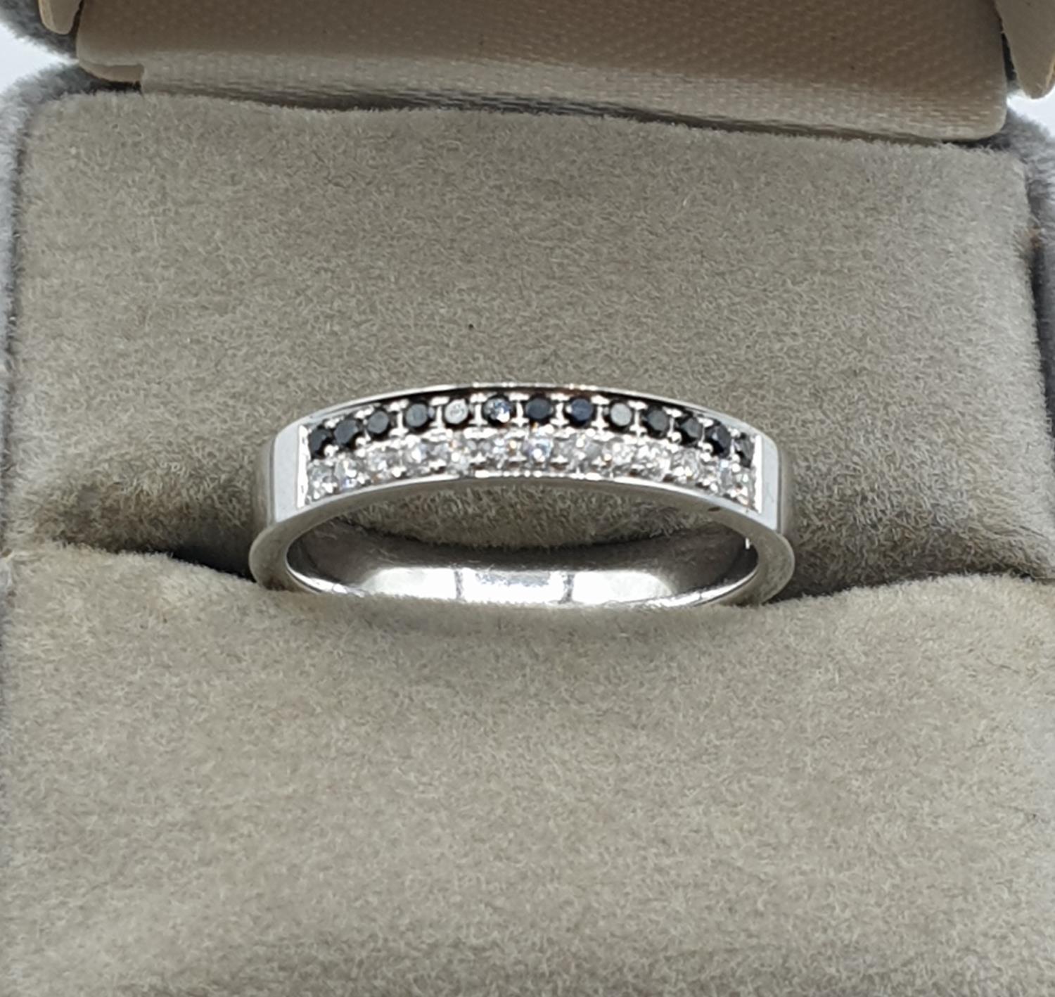 9ct white gold with 2 rows of white and black diamond ring, weight 3.1g. Size N