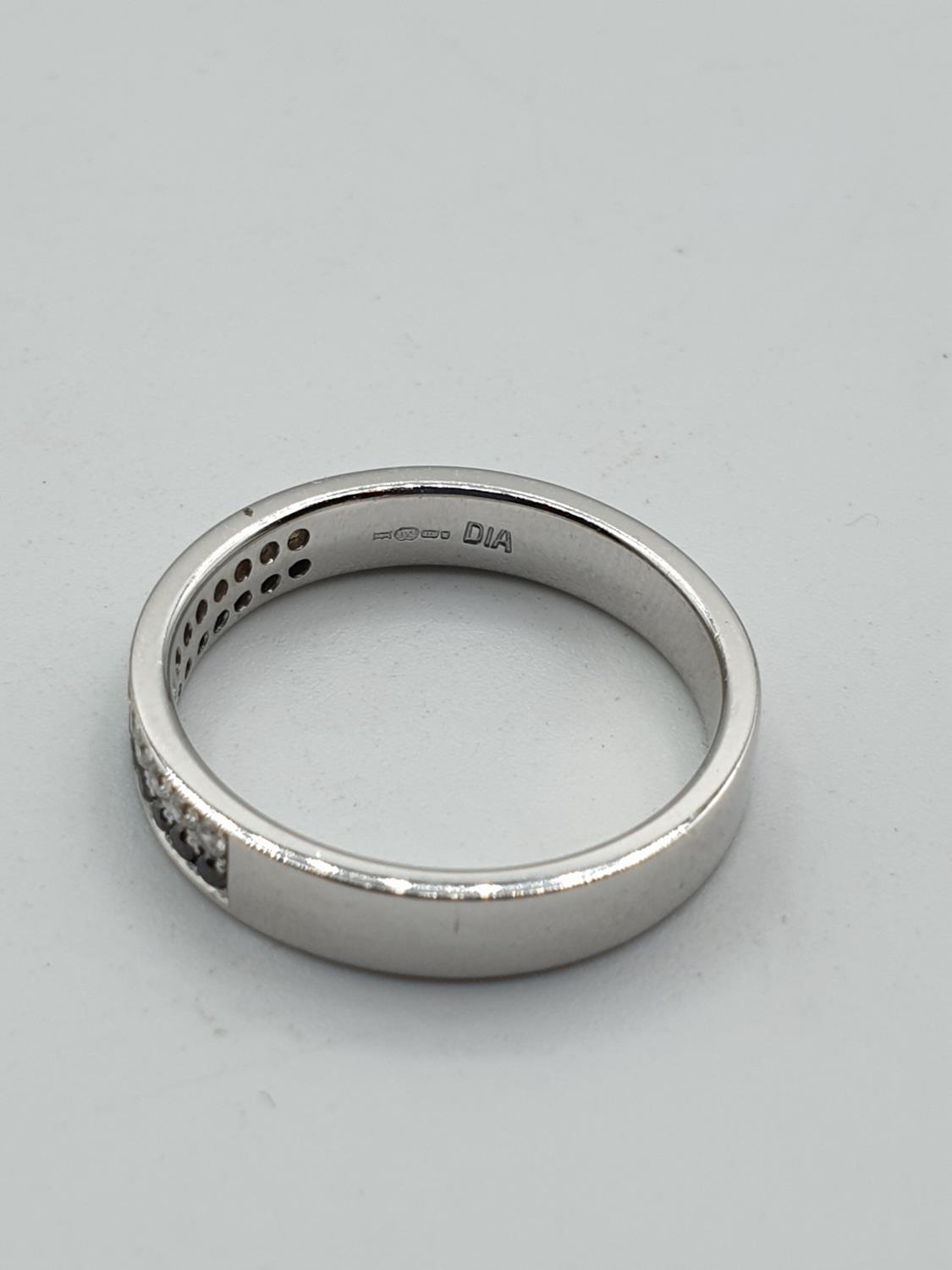 9ct white gold with 2 rows of white and black diamond ring, weight 3.1g. Size N - Image 4 of 4