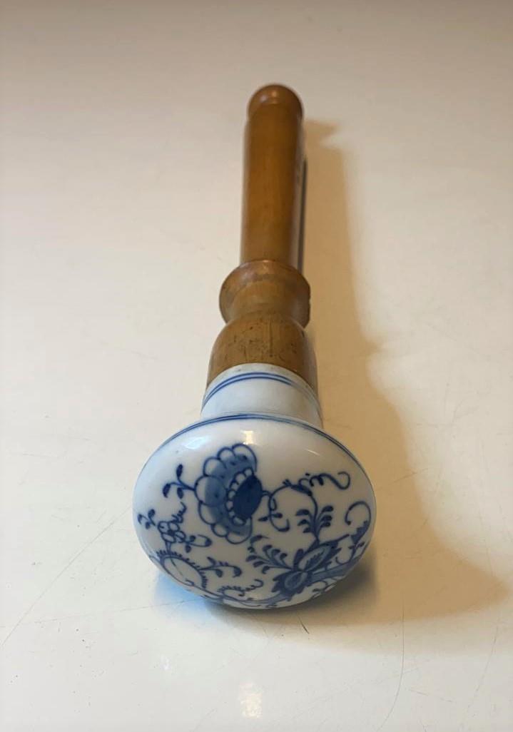 Chemist pestle (meissen top) early 19th century