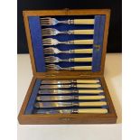 Set boxed Edwardian silver band cutlery.