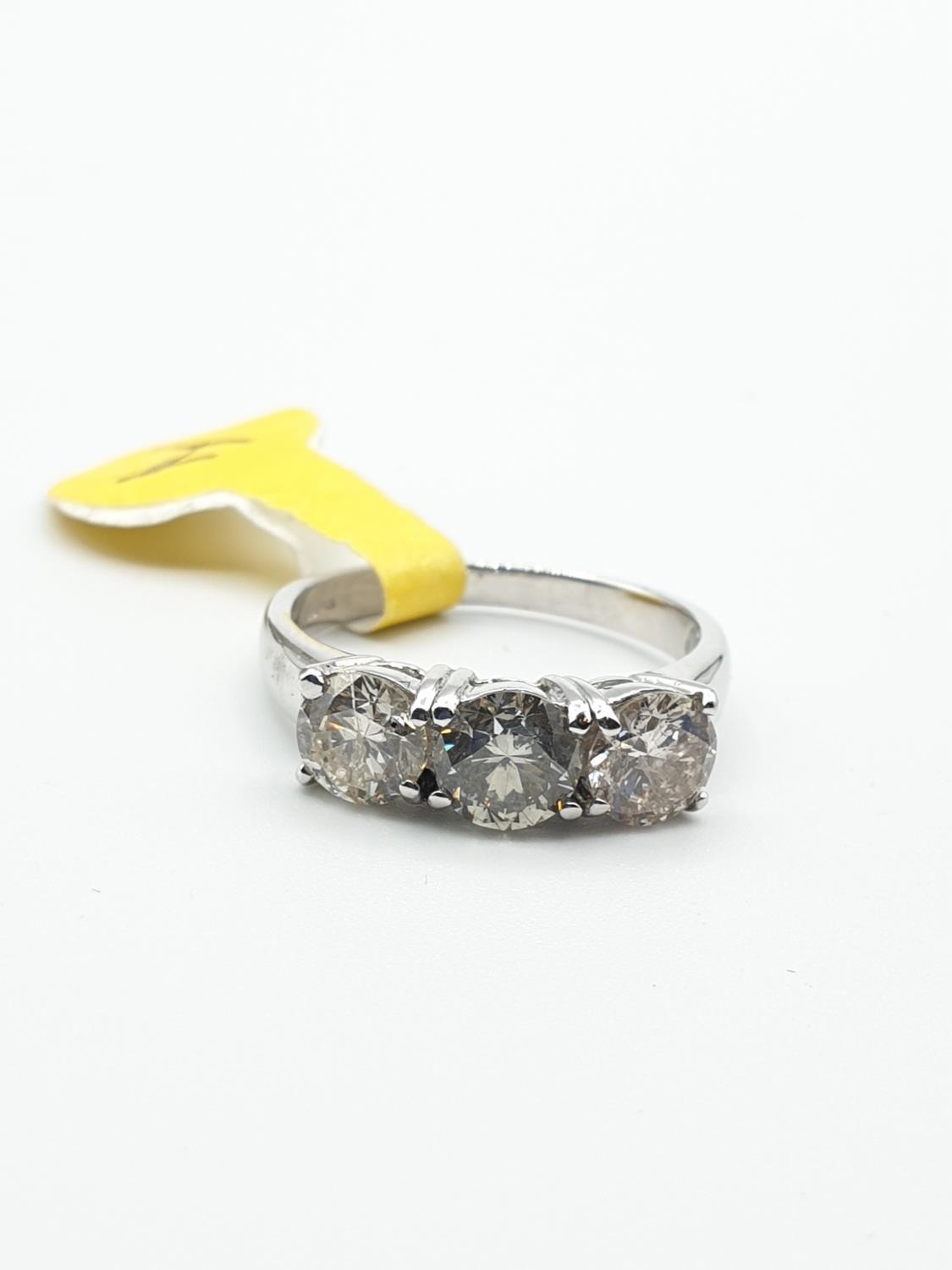 9ct white gold ring with 3 matching diamonds (1.7ct in total), size K and weight 5g - Image 2 of 6