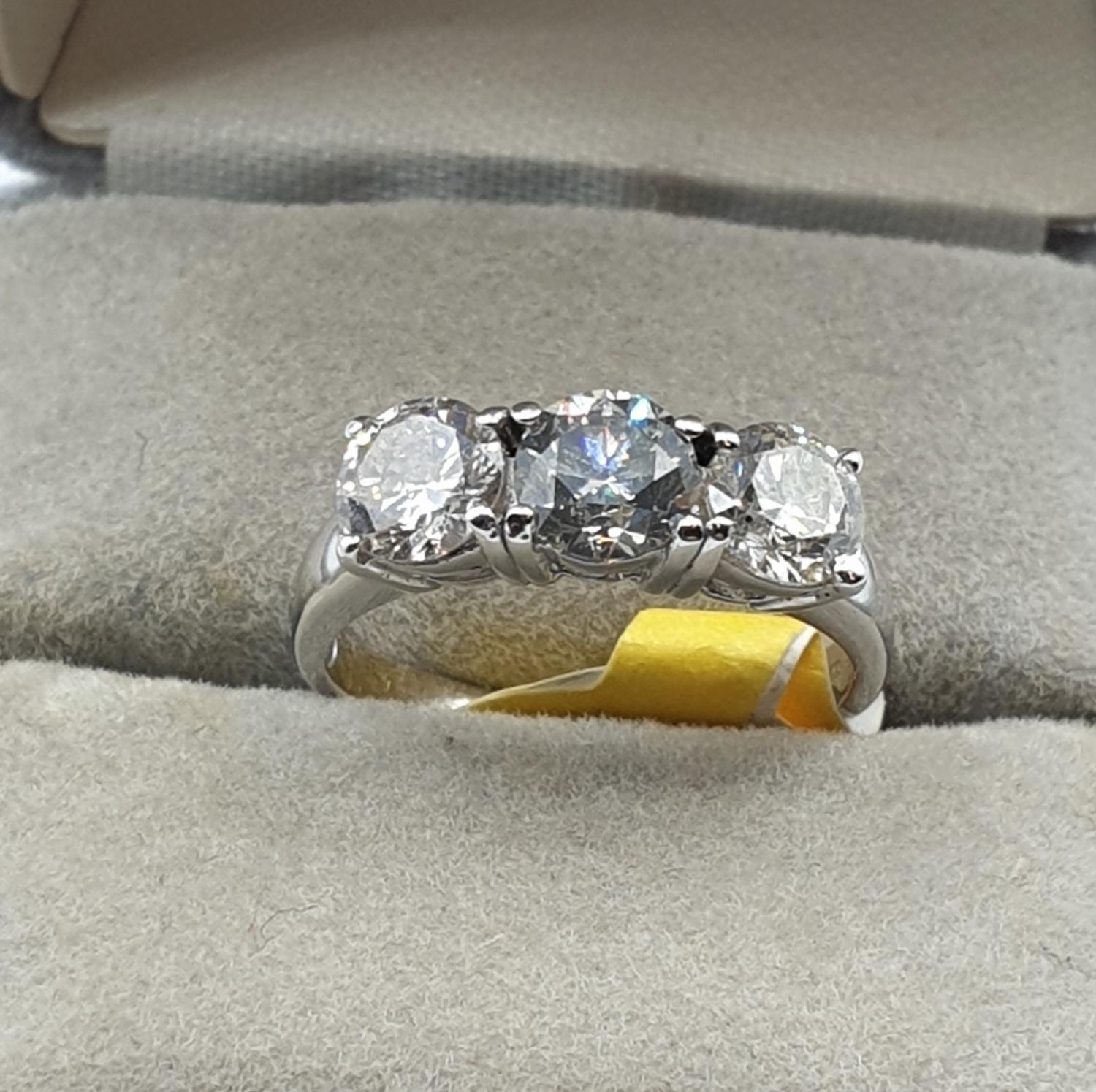 9ct white gold ring with 3 matching diamonds (1.7ct in total), size K and weight 5g - Image 4 of 6