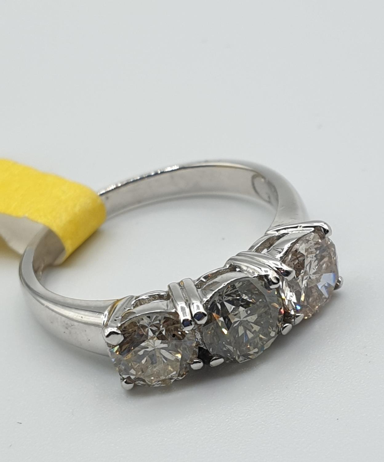 9ct white gold ring with 3 matching diamonds (1.7ct in total), size K and weight 5g - Image 3 of 6