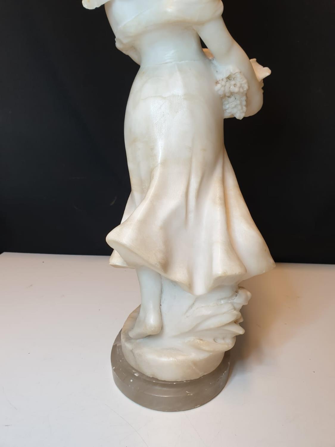 Marble statue of a lady selling grapes circa 1900, with a weight of 12kg. - Image 3 of 10