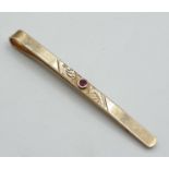 9ct yellow gold Tie slide with red stone, weight 3g.