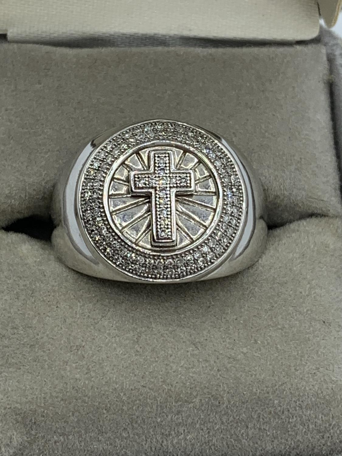 9ct white gold ring with encrusted diamonds forming a cross in the centre and more diamonds surround - Image 4 of 4