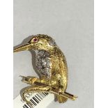 18K YELLOW GOLD KINGFISHER BIRD BROOCH WITH RUBIES AND DIAMONDS, WEIGHT 11.40G ECN 531