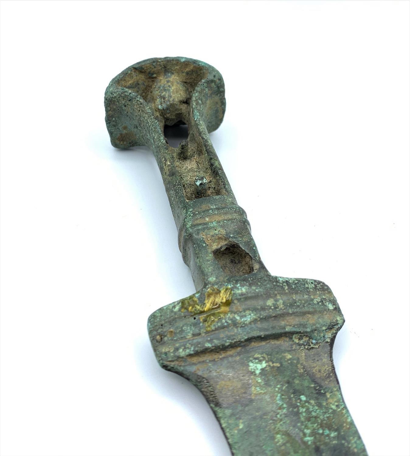 A bronze dagger in the Gladius style, believes to be from Roman era. Wrighing 343g and is 33cm long. - Image 5 of 6