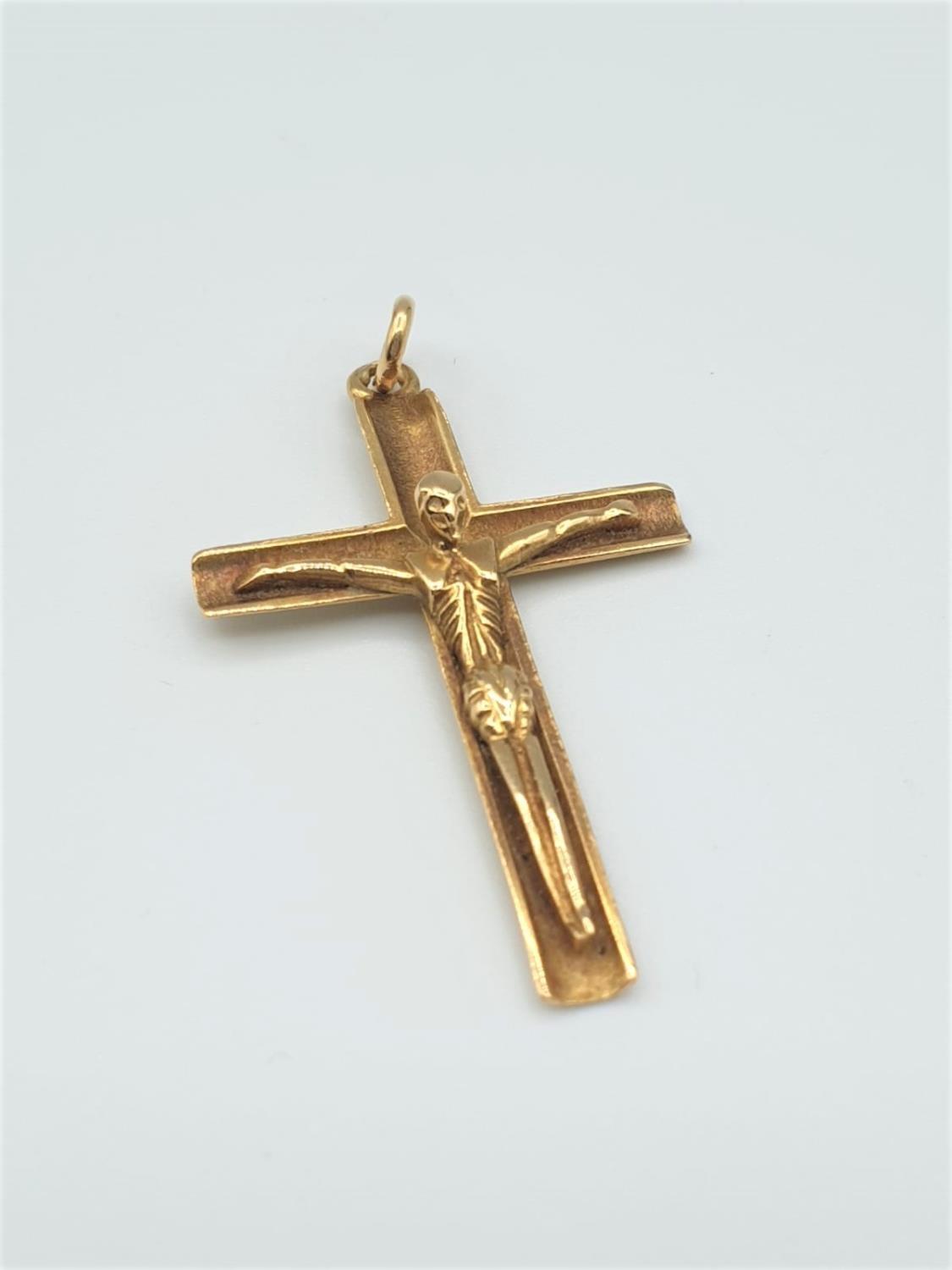 18ct yellow gold crucifix, weight 3.1g and 35mm long