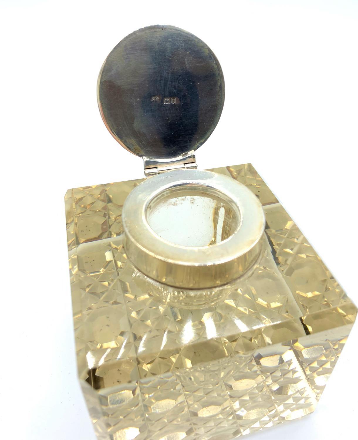 Heavy lead crystal & silver (1908) hallmarked inkwell. Dated on top - Image 5 of 7