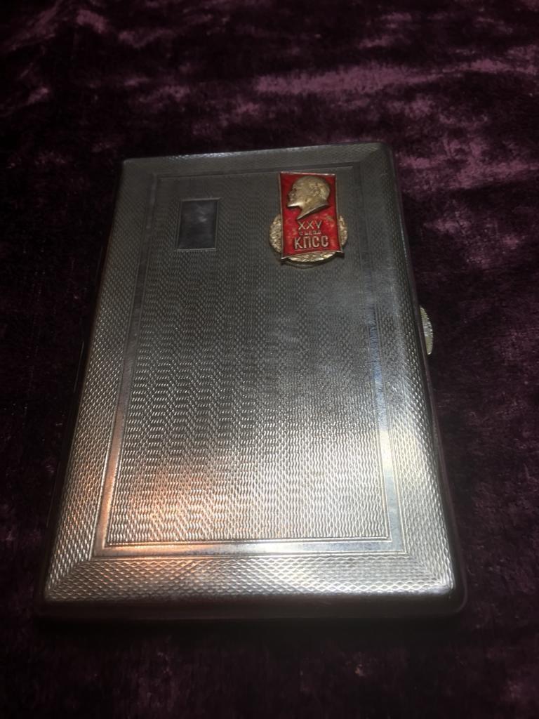 Vintage white metal Russian cigarette case, having a red badge of Lenin and a Russian inscription - Image 2 of 2