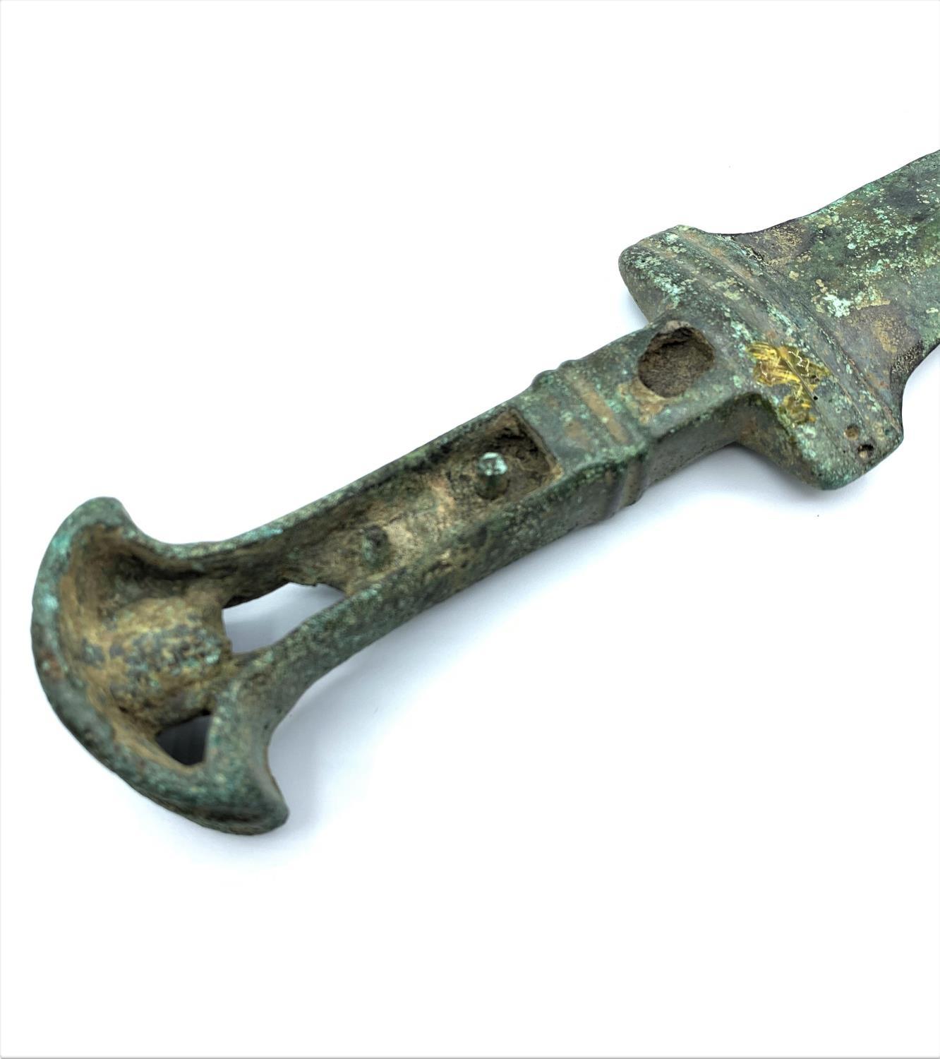 A bronze dagger in the Gladius style, believes to be from Roman era. Wrighing 343g and is 33cm long. - Image 3 of 6