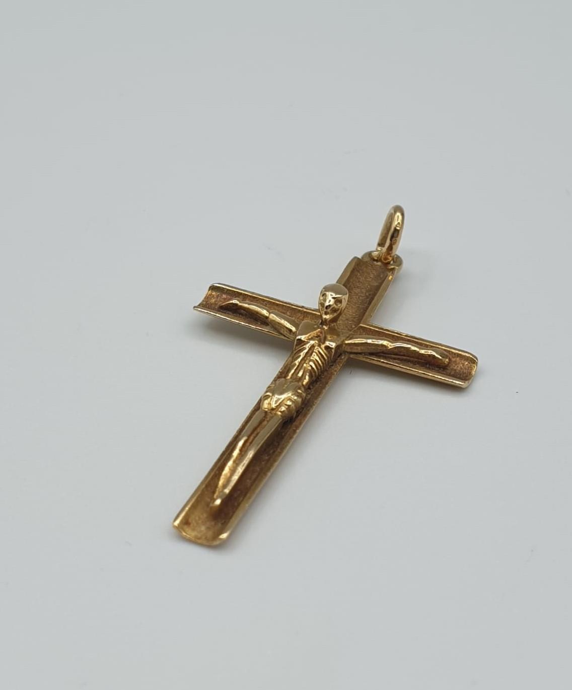 18ct yellow gold crucifix, weight 3.1g and 35mm long - Image 5 of 6