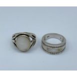 2x silver rings both with mother of pearl, weight 12g