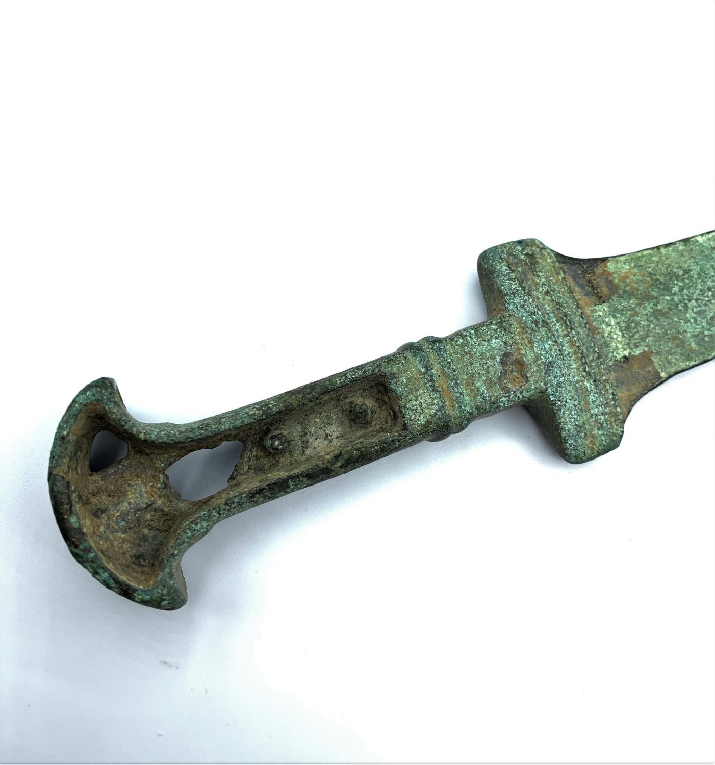 A bronze dagger in the Gladius style, believes to be from Roman era. Wrighing 343g and is 33cm long. - Image 2 of 6