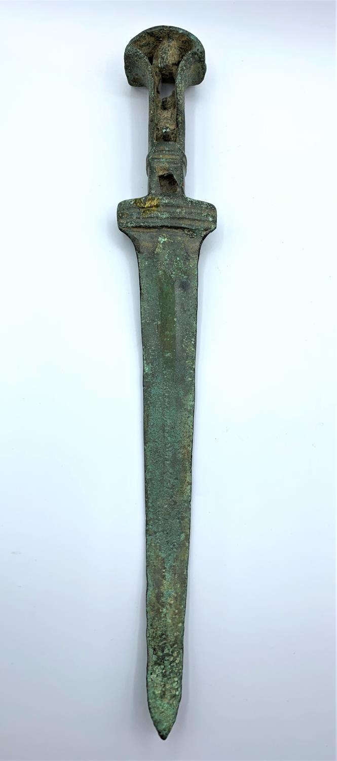 A bronze dagger in the Gladius style, believes to be from Roman era. Wrighing 343g and is 33cm long. - Image 4 of 6