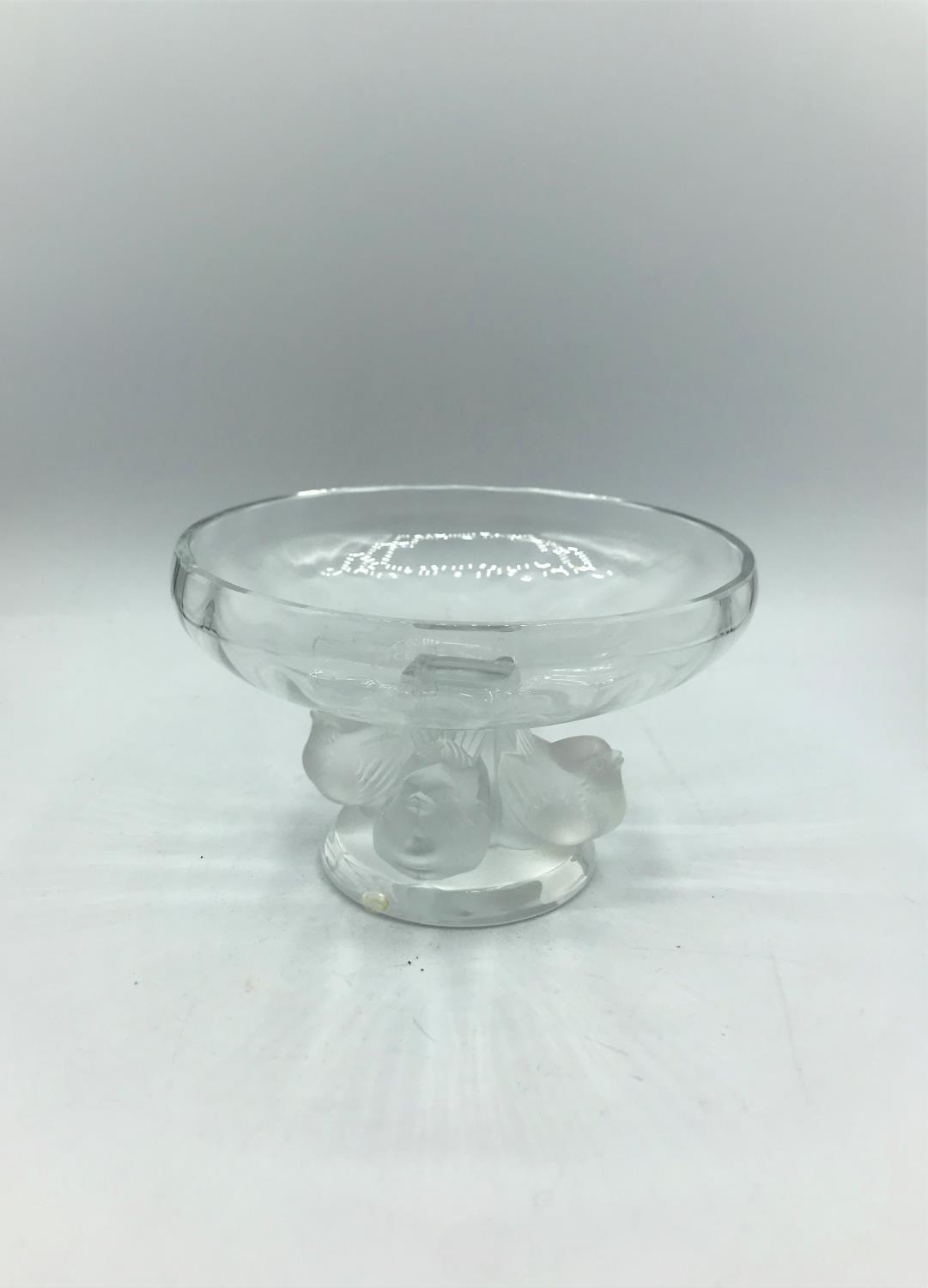 Lalique glass bowl (J0490) with 4 birds on stem and clear Lalique France marking, weight 592g and
