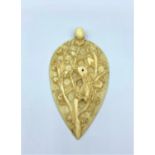 Vintage hand carved ivory pendant, weight 5.5g and 6cm long