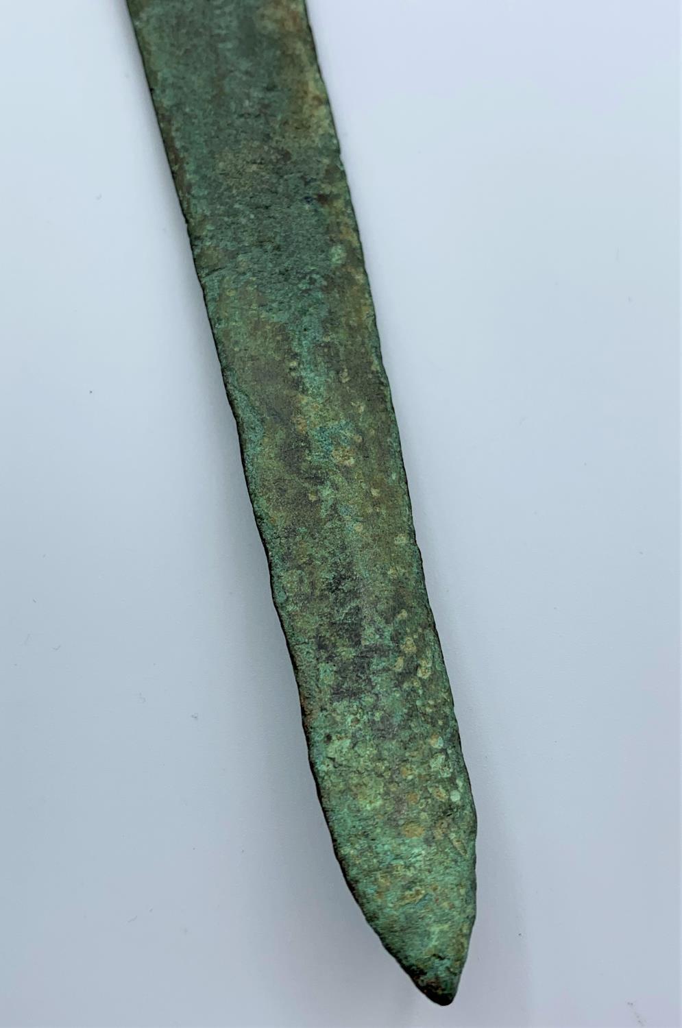 A bronze dagger in the Gladius style, believes to be from Roman era. Wrighing 343g and is 33cm long. - Image 6 of 6