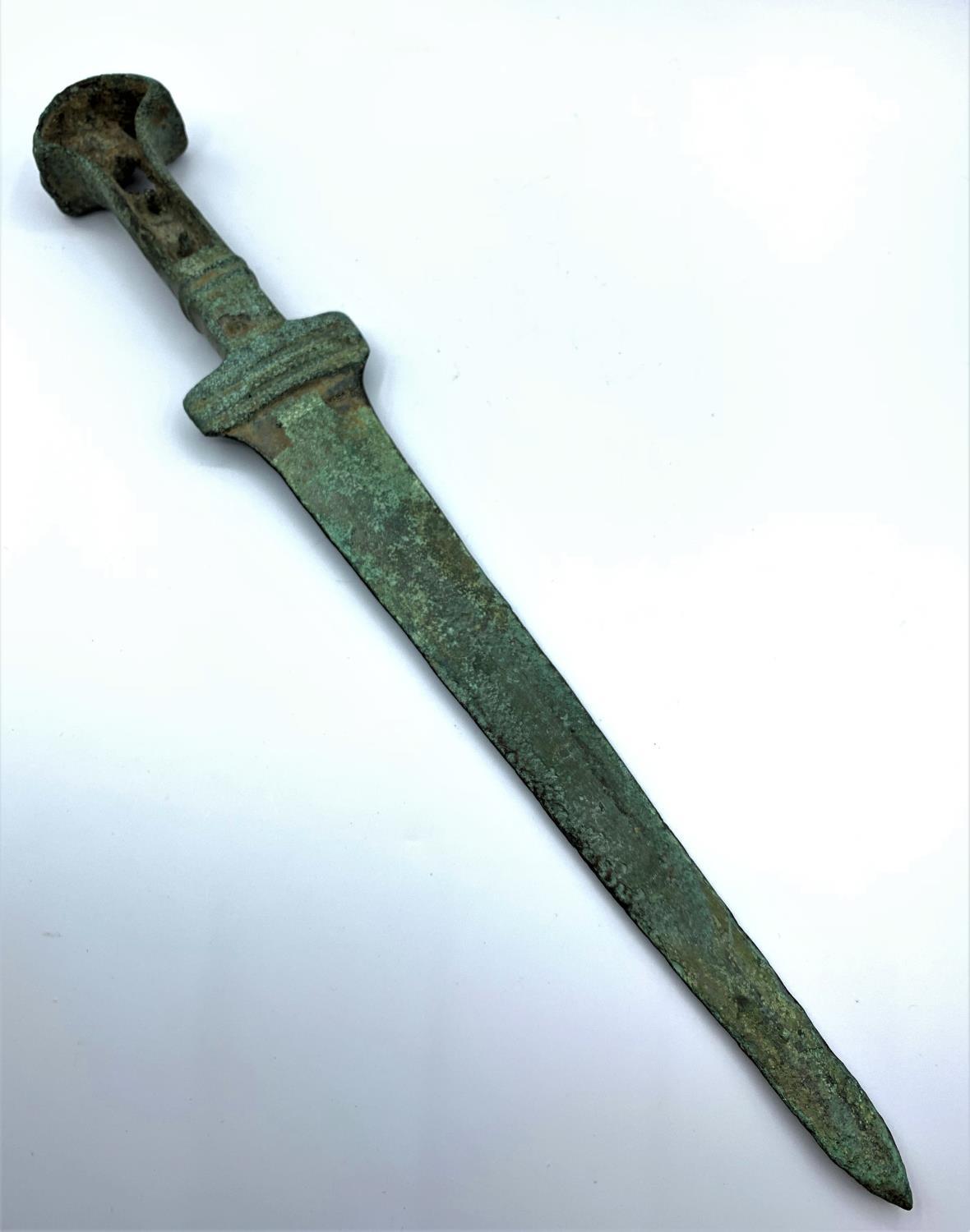 A bronze dagger in the Gladius style, believes to be from Roman era. Wrighing 343g and is 33cm long.