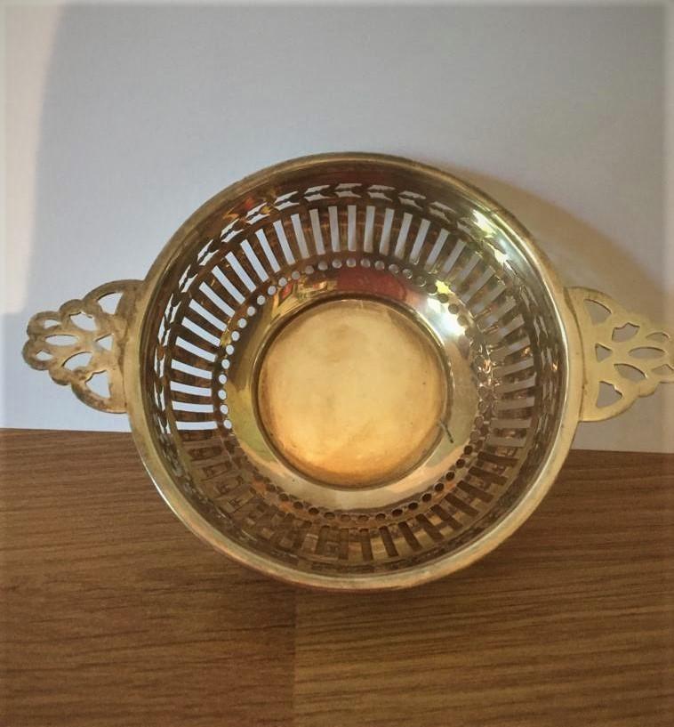 Vintage silver bon bon dish, having twin handles and pierced decoration to bowl and handles, clear - Image 3 of 5