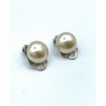 A pair of pearl clip earrings. It weighs 26g.