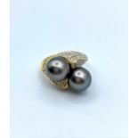 18ct yellow gold diamond encrusted ring with 2 large black/silver pearls, weight 9g and size N