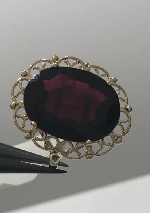 9k yellow gold filigree ring with large garnet centre, weight 3.6g and size P (ECN601)