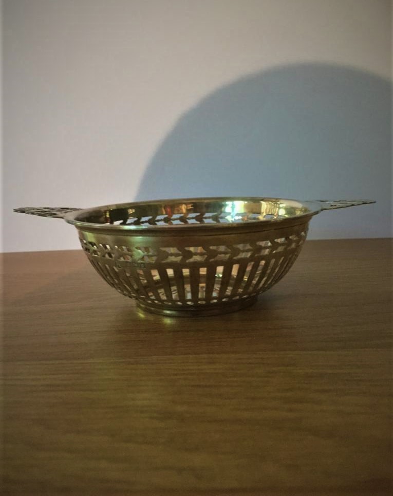 Vintage silver bon bon dish, having twin handles and pierced decoration to bowl and handles, clear - Image 4 of 5