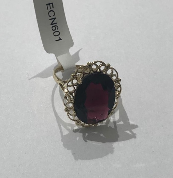 9k yellow gold filigree ring with large garnet centre, weight 3.6g and size P (ECN601) - Image 2 of 4