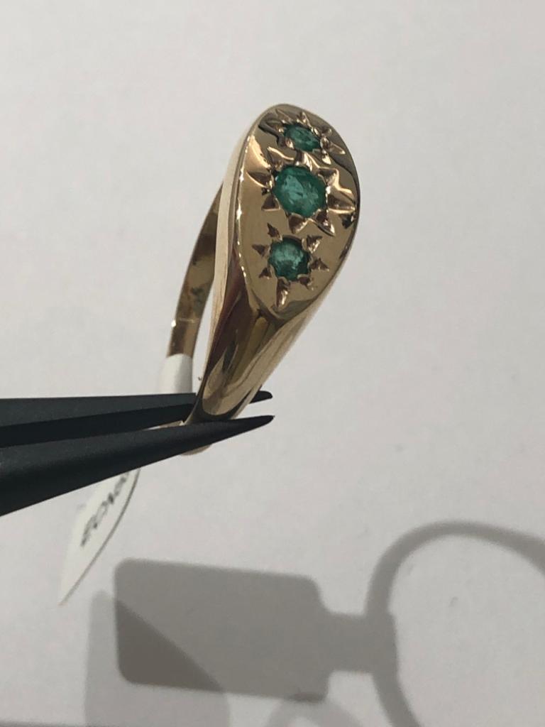 9K yellow gold ring with emeralds, weight 6.6g and size Y1/2 (ECN597) - Image 2 of 2
