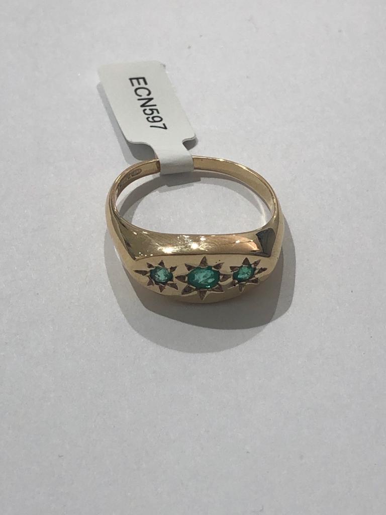 9K yellow gold ring with emeralds, weight 6.6g and size Y1/2 (ECN597)