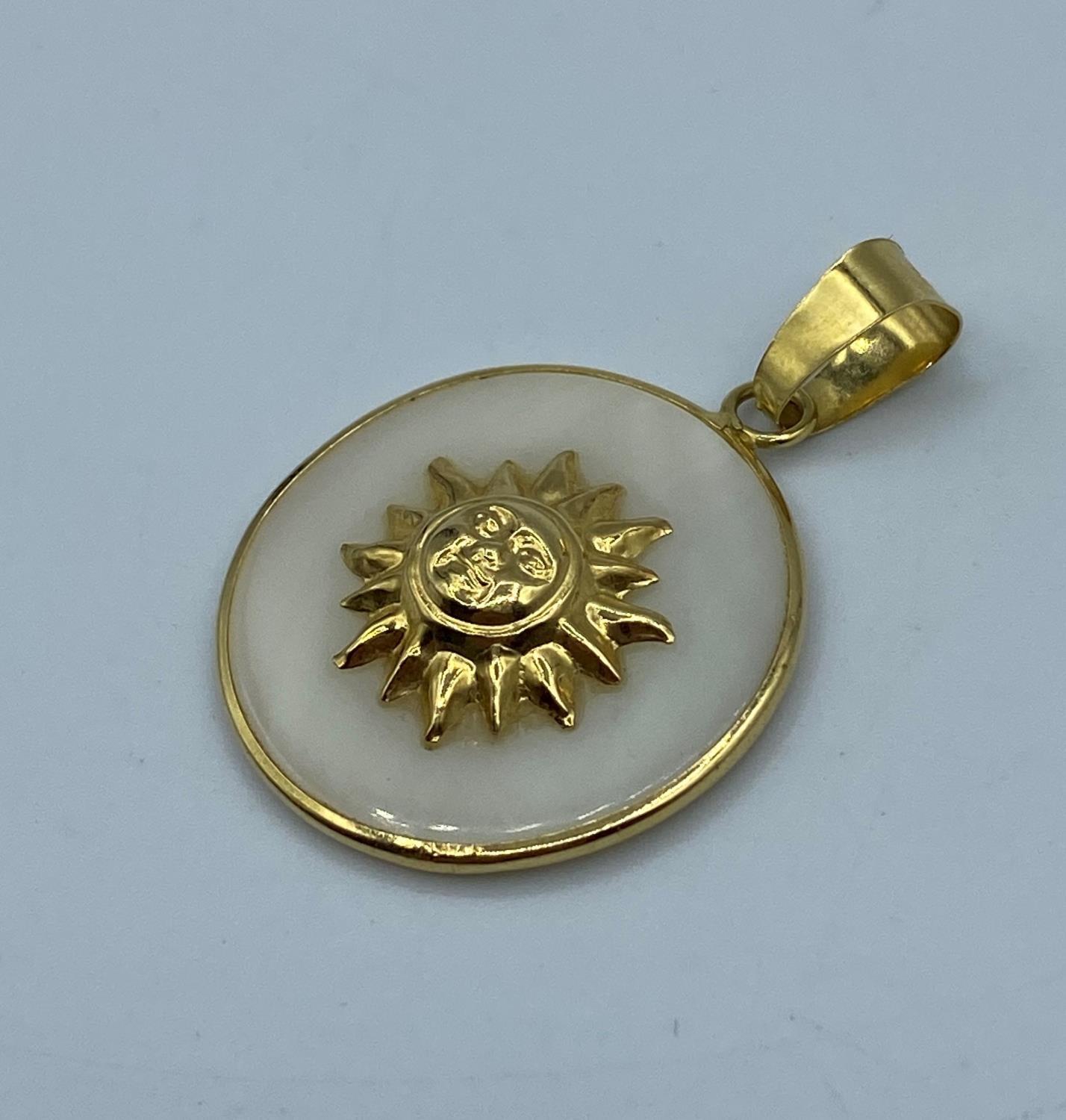 Mother of pearl pendant with sun design set in 18k yellow gold, approx 25mm diameter and weight 3. - Image 2 of 3