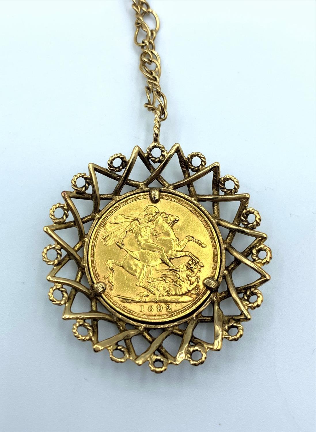 1892 Victoria gold Sovereign set in 9ct with a 33cm chain, total weight 19.6g - Image 3 of 5