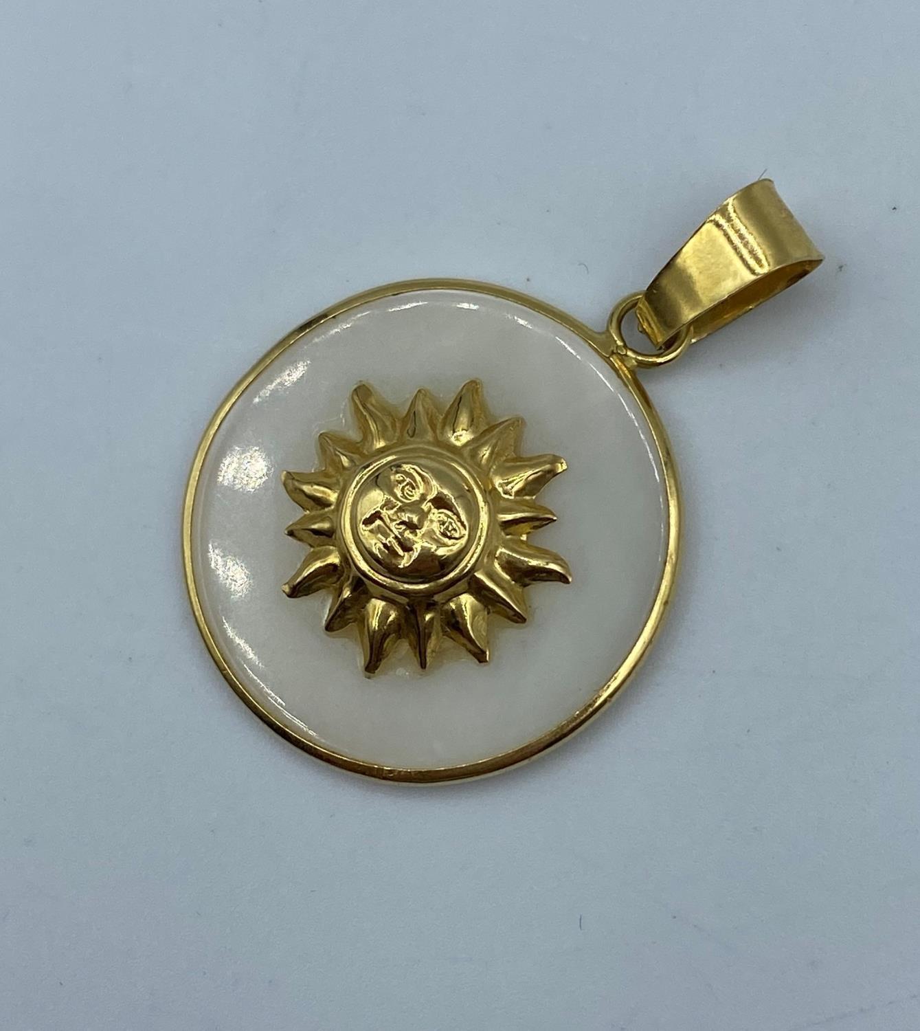 Mother of pearl pendant with sun design set in 18k yellow gold, approx 25mm diameter and weight 3.